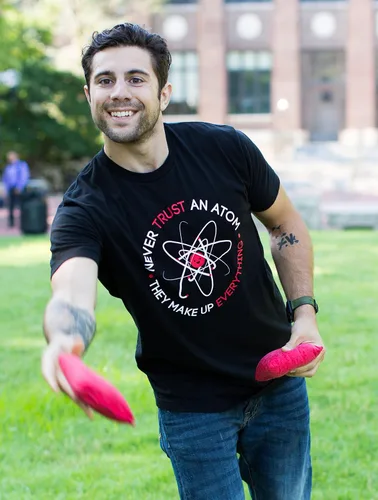 Vista 5 de Never Trust an Atom, They Make Up Everything Camiseta unisex de ciencia divertida