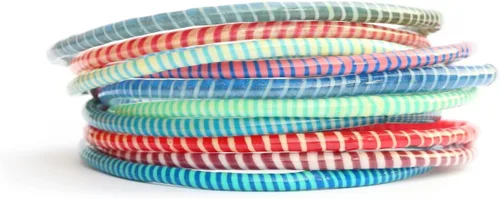 Vista 4 de 10 pulseras de chanclas recicladas de colores surtidos hechas a mano en Mali, África occidental