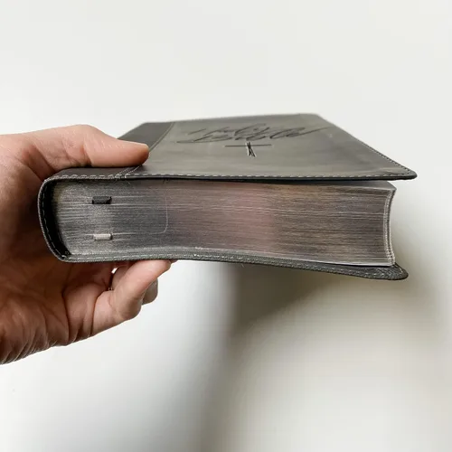 Vista 4 de Biblia de Leathersoft NIV con letras a mano y grabadas con láser, grabado personalizado con nombre disponible, regalo personalizado para bodas