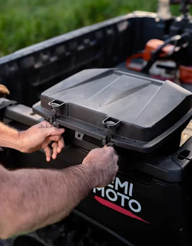 Vista 6 de KEMIMOTO Caja de almacenamiento para cama UTV, 7.4 galones de EE.UU., resistente al agua, sólida, fácil de instalar, con bloqueo, caja