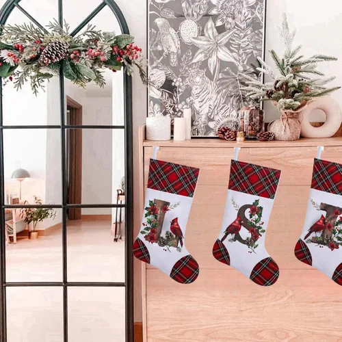Vista 6 de Medias de Navidad personalizadas de 20 pulgadas, diseño cardenal, medias con monograma inicial para decoración colgante de chimenea, familia, letra A