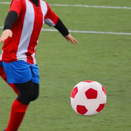 Vista 4 de Juguete de fútbol multifuncional de peluche para regalos de fiesta de sofá de hotel, rojo y blanco