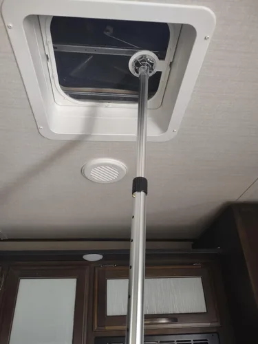 Vista 2 de Camp'N Barra de apertura de cubierta de ventilación de RV, mango de extensión de ventilación de RV, se extiende a 30 pulgadas - Herramienta
