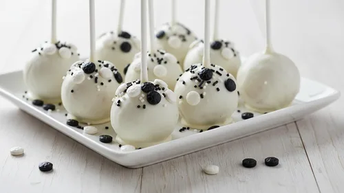 Vista 7 de NCS Gránulos comestibles en forma de pelota de fútbol – Decoración para cupcakes y galletas en blanco y negro, 7 onzas