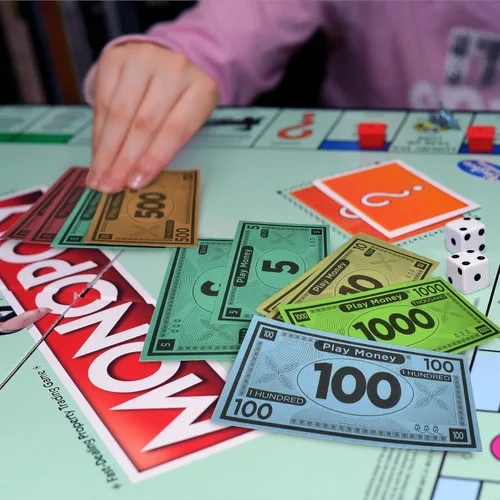 Vista 3 de Queensell Dinero de juego adecuado para juegos de mesa Monopoly – 480 piezas de 60 billetes de cada denominación – Papel de impresión de doble cara