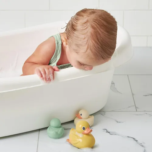 Vista 3 de Itzy Ritzy Ducky Family - Juego de juguetes flotantes de baño de 3 piezas con diseño hermético; patos suaves y exprimibles diseñados para edades