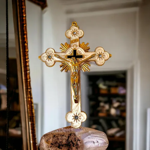 Vista 3 de Cruz para matrimonio, crucifijo de pared matrimonial, crucifijo esmaltado, crucifijo blanco y dorado, cruz de mano, crucifijo de pared, crucifijo