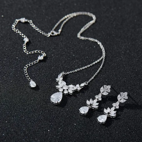 Vista 4 de SWEETV Juego de joyas de novia de lágrima para novias mujeres damas de honor collar de fondo de diamantes de imitación de cristal para baile