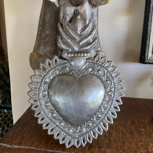 Vista 2 de Decoración de pared de corazón de metal Milagro, corazón flameante, hecho a mano, 7 x 10 pulgadas, Haití, adorno, hecho a mano, adornos únicos