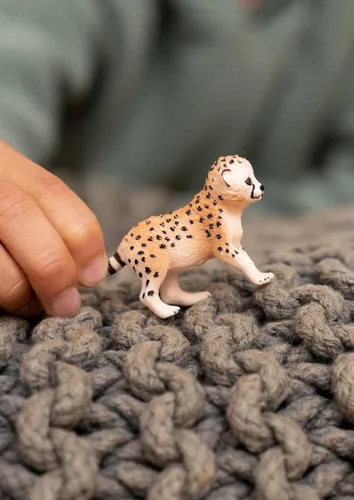 Vista 2 de Schleich Wild Life - Juguetes de safari de animales salvajes para niños y niñas, figura de juguete de cachorro de guepardo, a partir de 3 años