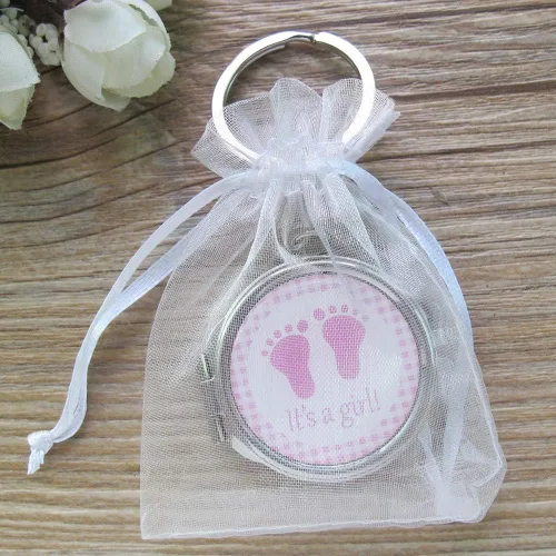 Vista 4 de 12 llaveros personalizados para baby shower con espejo rosa para niña, con diseño de huella de bebé, regalo personalizado grabado