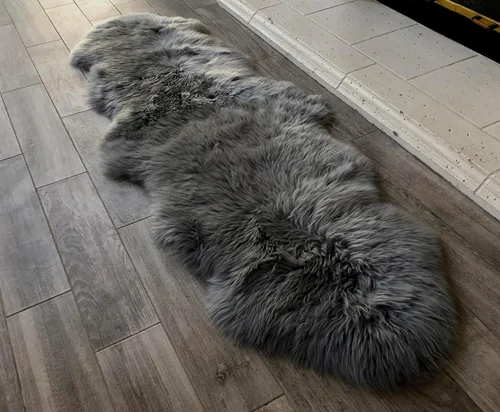 Vista 44 de LAMBZY Alfombra de piel de oveja auténtica, parte inferior gruesa y fuerte, fácilmente lavable, resistente a las manchas, perfecta para sala