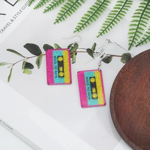 Vista 5 de Aretes de los años 70, 80 y 90 para mujer, aretes retro de cinta de cassette acrílica, aretes colgantes para Halloween, cosplay, fiesta brillante