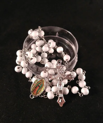 Vista 3 de Virgen De Guadalupe, Rosarios Blancos De Madera Para Recuerdos De Bautizo/Primera Comunión 12 Piezas. Bautismo/Mi Primera Comunión Nuestra Virgen De