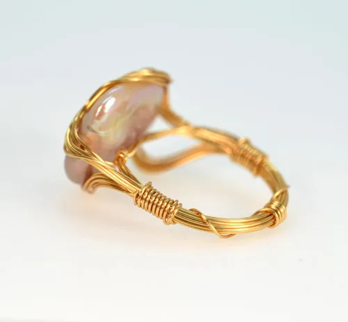Vista 3 de Anillo de perlas barrocas de color metálico natural con relleno de oro de 14 quilates para mujer