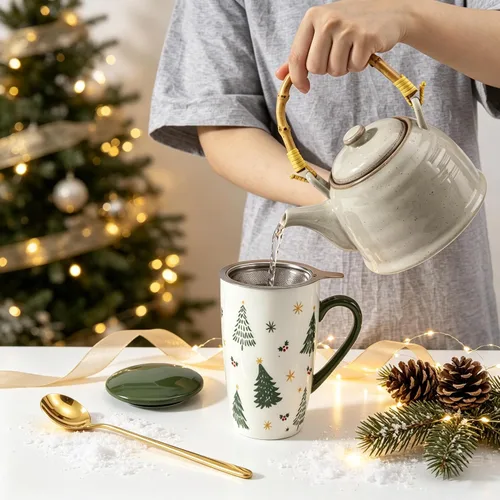 Vista 9 de Taza de té de cerámica con tapa, infusor y cuchara, 16 onzas Verde (Green Christmas)