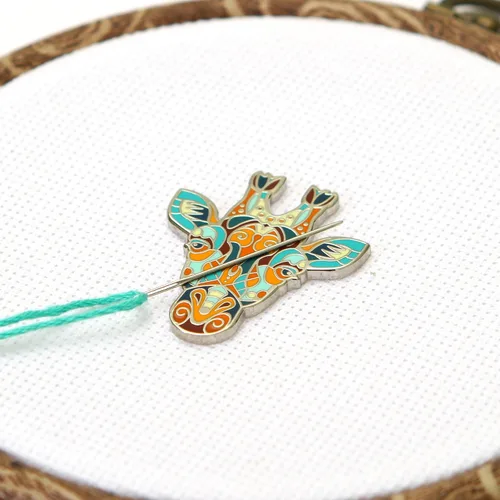 Vista 4 de Awesome Pattern Studio Needle Minder Set – Mandala Giraffe Magnetic Needle Minder + 2 agujas Threaders. Pin esmaltado para punto de cruz, bordado