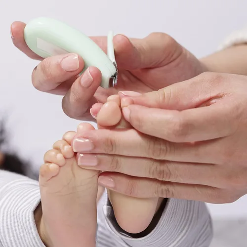 Vista 5 de Tweezerman Kit de manicura para bebés con cortaúñas, cepillo, tijeras y lima