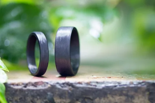 Vista 3 de Set of two black carbon fiber wedding and engagement bands. Unique jewelry rings. Engagement Rings (00101_4N7N)