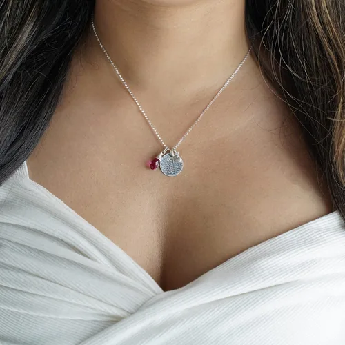 Vista 3 de Keep It Simple - Collar con dije de inicial personalizado de plata y collar con dije de corazón con piedra de nacimiento Swarovski Briolette.
