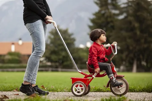 Vista 7 de Italtrike Triciclo de pasajero con asa de empuje y cesta para niños pequeños y niños, ingeniería superior, fuerte y duradero, fácil de montar