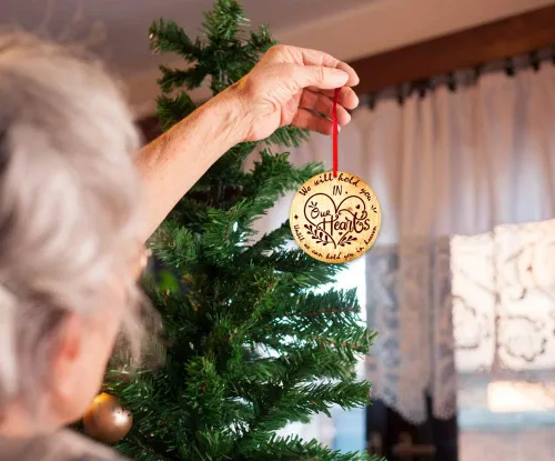 Vista 3 de PETCEE Adornos de Navidad en el cielo, adorno conmemorativo de Navidad de 3 pulgadas, te sostendremos en nuestros corazones hasta que te podamos