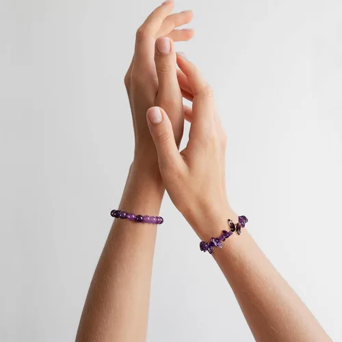 Vista 3 de GolbalJew Pulsera de Amatista para Mujeres Ansiedad Pulseras de Cuentas de Amatista Dijes de Mariposa Piedra Curativa Pulsera en Capas Regalos