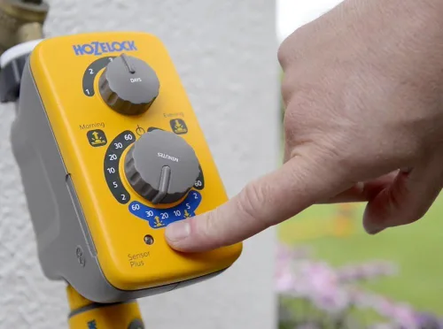 Vista 4 de HOZELOCK - Controlador del sensor del temporizador de riego Plus: riego automático y fácil con su sensor de luz, riego ajustable al amanecer y/o al
