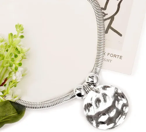 Vista 5 de Juego de collar de metal martillado plateado con cierre de mosquetón, collares gruesos con círculo de moneda de disco para mujer, collar de verano