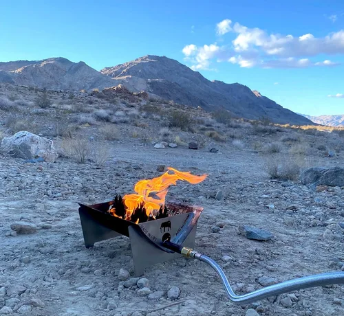Vista 3 de The Fire Pit de TemboTusk. Flatpack, propulsado por gas propano, cuerpo de acero inoxidable, bolsa de transporte todo en uno.