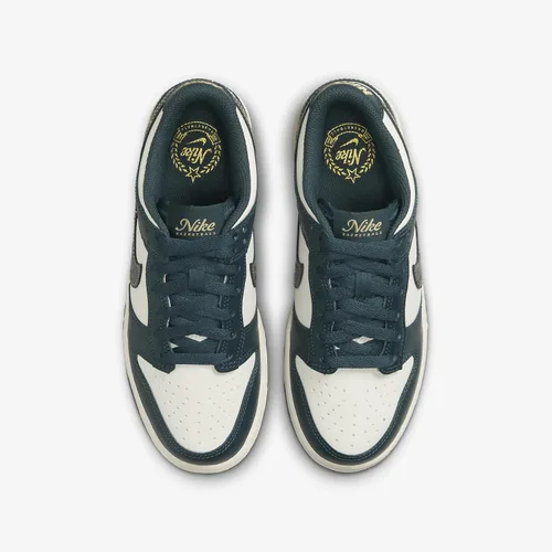 Vista 354 de Nike Kid's Dunk Low Sneaker