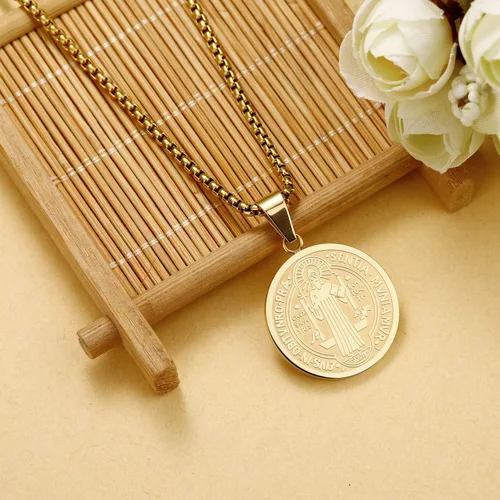 Vista 4 de Yonhon Collar con medalla de San Benito, pulsera de acero inoxidable, regalo católico de exorcismo para hombres