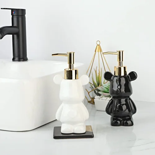 Vista 2 de Pequeño dispensador de jabón de baño con bomba, bonito diseño en forma de oso, dispensador de jabón líquido de cerámica (negro)
