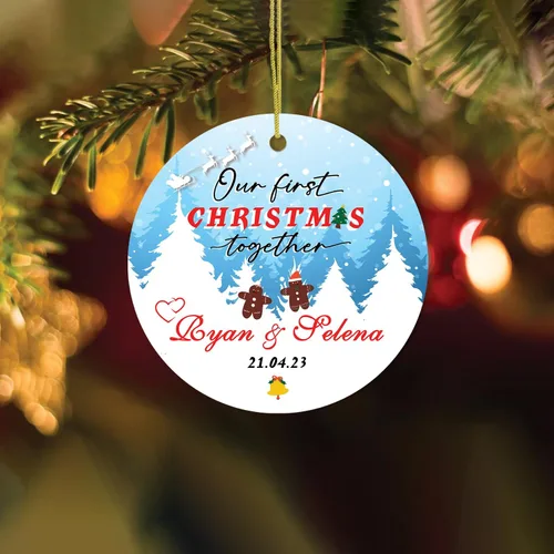 Vista 4 de Adorno de Navidad personalizado para parejas, adorno de nuestra primera Navidad juntos, regalo de recuerdo personalizado para parejas, adorno