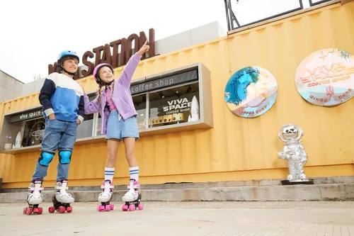 Vista 9 de Yvolution Patines combinados de neón, patines 2-1 cuádruple y en línea para niños con ruedas LED, tamaño ajustable (verde, 3 a 6)
