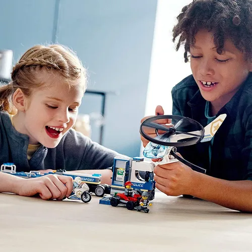 Vista 4 de LEGO City Police Helicopter Chase 60244 Juguete de policía, juego de construcción genial para niños (317 piezas)