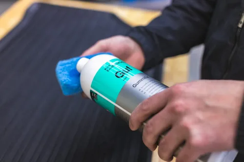 Vista 3 de KOCHCHEMIE - Gummifix - Limpiador de Goma y Plástico para Interiores, Resistente al Deslizamiento, Sin Grasa (1 Litro)