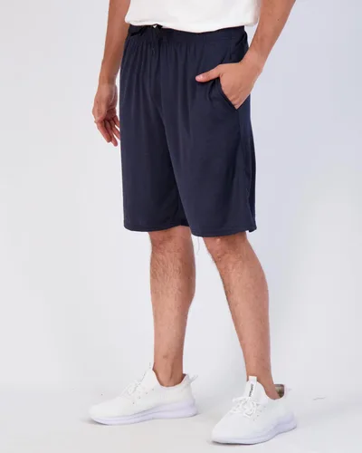 Vista 4 de Real Essentials - Paquete de 5 shorts deportivos para hombre, shorts de rendimiento deportivo con tela Dry-Fit resistentes al sudor