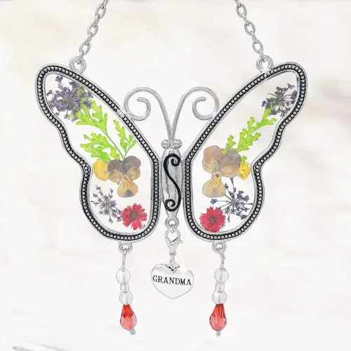 Vista 8 de Mariposa de la abuela que atrapa el sol con alas de flores a presión incrustadas en vidrio con borde de metal. Encanto del corazón de la abuela.