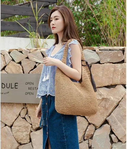 Vista 6 de Bolso de hombro de paja grande suave tejido a mano con borlas negras Boho paja asa tote retro verano playa bolsa de ratán bolso