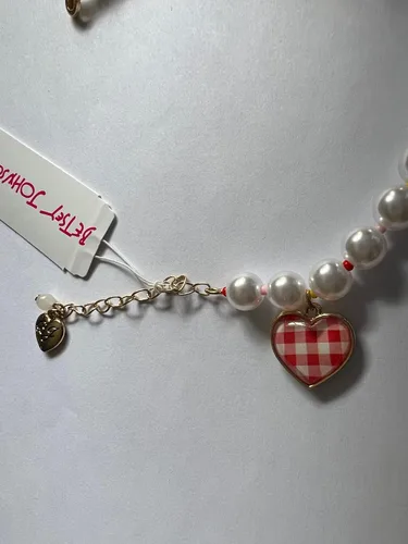 Vista 4 de Betsey Johnson Pulsera con dije de corazón de cristal con perlas de imitación de tono dorado, ketchup de perro caliente, fiesta de cumpleaños, día