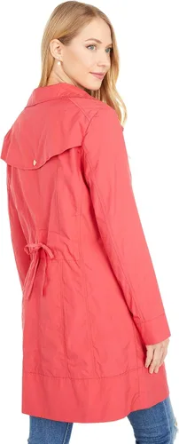 Vista 6 de Cole Haan Chaqueta de lluvia con capucha plegable con lazo trasero para mujer