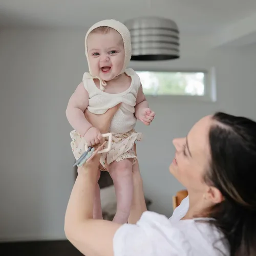 Vista 4 de mushie Juguete clave Juguete sensorial para bebés de 10 meses o más