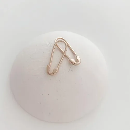 Vista 3 de HONEYCAT Mini aros de seguridad en oro, oro rosa o plata Joyería minimalista y delicada