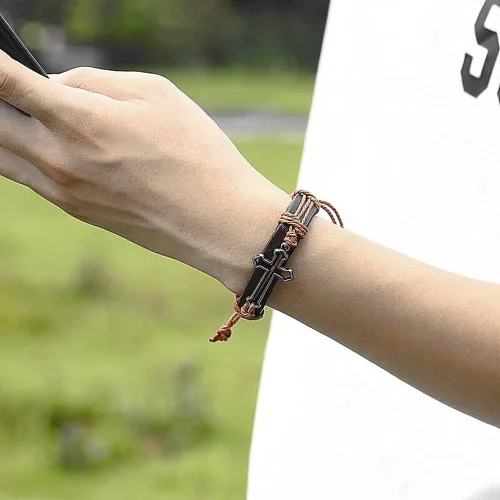 Vista 3 de brazalete negro con forma de cruz de cuero genuino para hombre