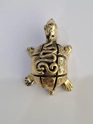 Vista 2 de Figuras en miniatura: tortuga dorada de latón, 1 unidad, 1.4 x 1.0 x 0.4 in, mini amuletos de animales para decoración de arte de Feng Shui