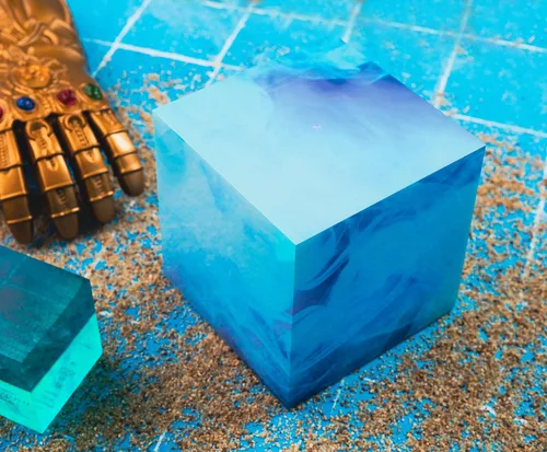 Vista 6 de Ukonic Marvel Studios Cubo de Teseracto Piedra de Infinito de 15,2 cm con luz LED de cambio de color, réplica para mesita de noche