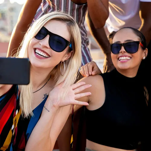 Vista 6 de Paquete de 32 lentes de sol de neón de 16 colores, regalos de fiesta, estilo de los años 80, coloridos juegos de gafas de sol para fiesta, perfectos