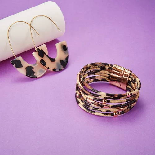 Vista 5 de Hicarer Pulseras y pendientes de leopardo para mujer, pulseras de guepardo, aretes de concha de tortuga, pulseras de cuero multicapa, accesorios