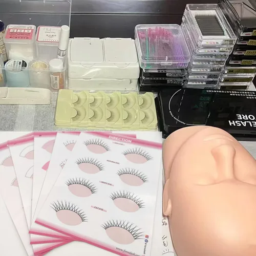 Vista 4 de 20 esponjas de práctica en forma de ojos y 5 hojas de tarjetas de ejercicio de mapeo de pestañas para principiantes de pestañas suministros